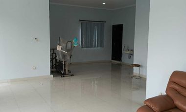 Sewa Rumah Besar 5 Kamar Tidur Palem Semi Karawaci Tangerang