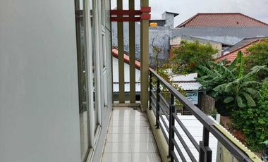 Sewa Rumah Besar 5 Kamar Tidur Palem Semi Karawaci Tangerang