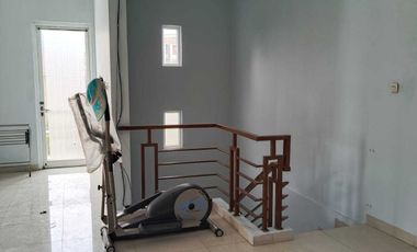 Sewa Rumah Besar 5 Kamar Tidur Palem Semi Karawaci Tangerang