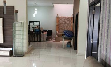Sewa Rumah Besar 5 Kamar Tidur Palem Semi Karawaci Tangerang
