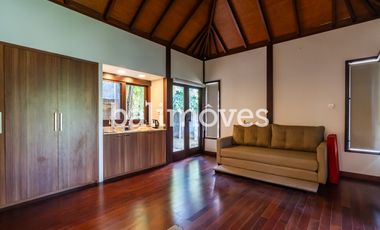 Rumah Kayu Satu Kamar Tidur Di Serangan