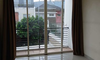 DISEWA Rumah di Golf lake residence 8 x 15 meter Siap huni