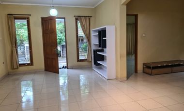 DISEWAKAN RUMAH  RAWAMANGUN