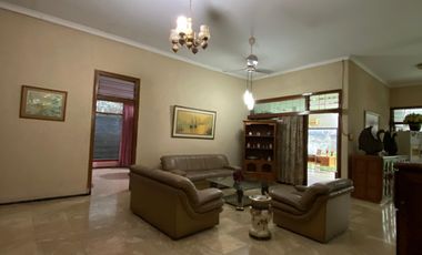 Rumah Mewah Super Langka Lokasi di Jalan Utama Puputan Renon