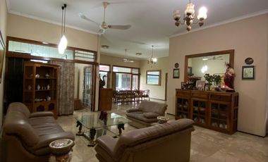 Rumah Mewah Super Langka Lokasi di Jalan Utama Puputan Renon