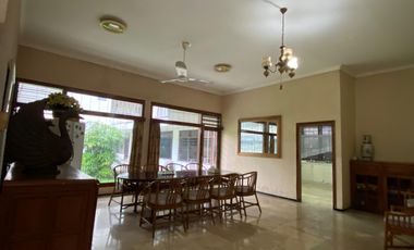 Rumah Mewah Super Langka Lokasi di Jalan Utama Puputan Renon