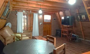 Hermosa cabaña de madera sobre lote arbolado