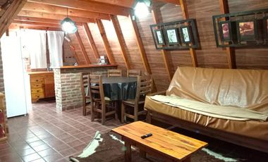 Hermosa cabaña de madera sobre lote arbolado