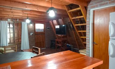 Hermosa cabaña de madera sobre lote arbolado