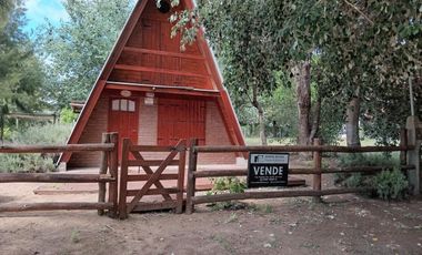 Hermosa cabaña de madera sobre lote arbolado