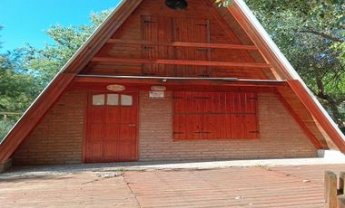 Hermosa cabaña de madera sobre lote arbolado