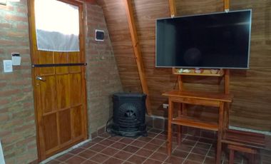 Hermosa cabaña de madera sobre lote arbolado