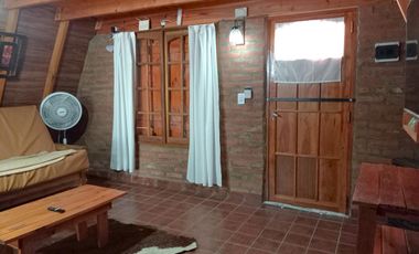Hermosa cabaña de madera sobre lote arbolado