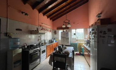 Excelente casa sobre Almonacid casi Hernandez