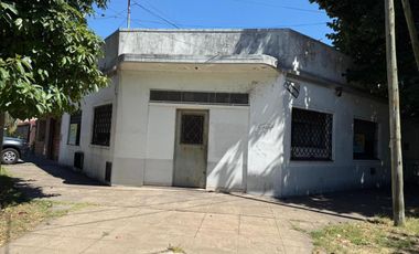 CASA A REFACCIONAR EN ESQUINA