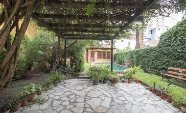 CASA EN LOTE PROPIO CON FONDO - QUINCHO Y PISCINA