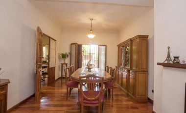 CASA EN LOTE PROPIO CON FONDO - QUINCHO Y PISCINA