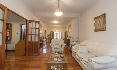 CASA EN LOTE PROPIO CON FONDO - QUINCHO Y PISCINA