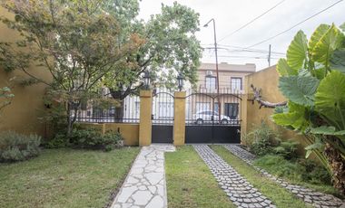 CASA EN LOTE PROPIO CON FONDO - QUINCHO Y PISCINA
