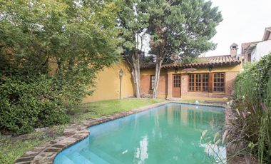 CASA EN LOTE PROPIO CON FONDO - QUINCHO Y PISCINA