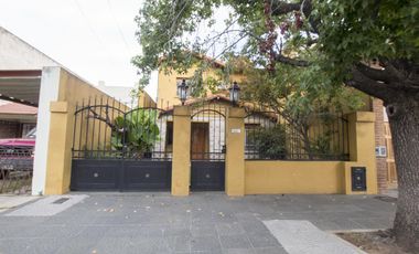 CASA EN LOTE PROPIO CON FONDO - QUINCHO Y PISCINA