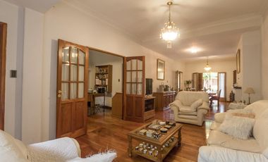 CASA EN LOTE PROPIO CON FONDO - QUINCHO Y PISCINA