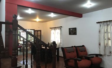 Chalet de 5 ambientes con parque y cochera pasante