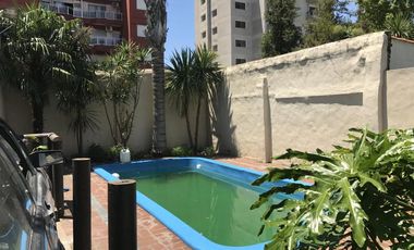 Chalet de 5 ambientes con parque y cochera pasante