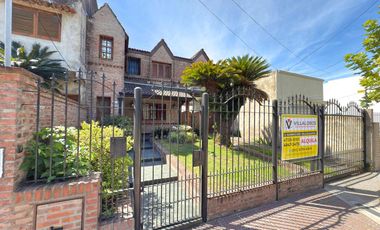 Chalet de 5 ambientes con parque y cochera pasante