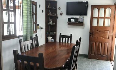 Chalet de 5 ambientes con parque y cochera pasante
