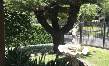 Chalet de 5 ambientes con parque y cochera pasante