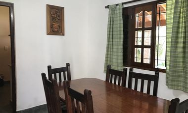 Chalet de 5 ambientes con parque y cochera pasante
