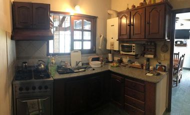 Chalet de 5 ambientes con parque y cochera pasante