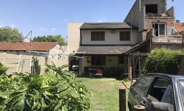 Chalet de 5 ambientes con parque y cochera pasante