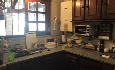 Chalet de 5 ambientes con parque y cochera pasante