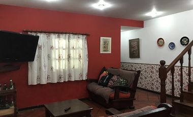 Chalet de 5 ambientes con parque y cochera pasante