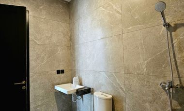 Rumah Dekat kawasan Kuliner Darmo Permai, Gloria School & Segi 8