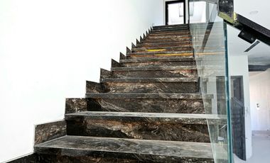 Rumah Dekat kawasan Kuliner Darmo Permai, Gloria School & Segi 8