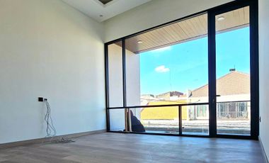 Rumah Dekat kawasan Kuliner Darmo Permai, Gloria School & Segi 8