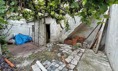 CASA LOTE PROPIO A RECICLAR 3 AMBIENTES CON JARDIN Y TERRAZA