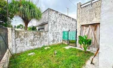 CASA LOTE PROPIO A RECICLAR 3 AMBIENTES CON JARDIN Y TERRAZA