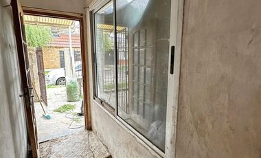 CASA LOTE PROPIO A RECICLAR 3 AMBIENTES CON JARDIN Y TERRAZA