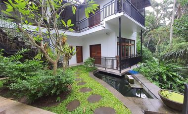 For Sale Villa dengan Pemandangan Tanaman Hijau lokasi Ubud