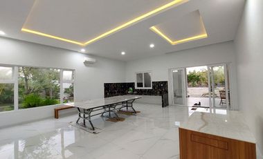 Dijual Rumah Sudut Luas 1800m2 dengan Private Swimming Pool di PKU