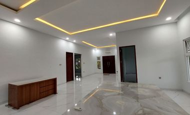 Dijual Rumah Sudut Luas 1800m2 dengan Private Swimming Pool di PKU