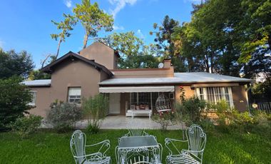 Gran casaquinta con espectacular arboleda y parque