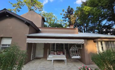 Gran casaquinta con espectacular arboleda y parque