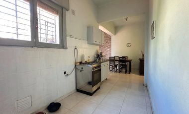 Casa de 4 ambientes + Departamento de 2 ambientes + Local