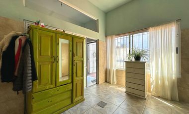 Casa de 4 ambientes + Departamento de 2 ambientes + Local