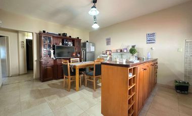 Casa de 3 ambientes con patio, jardin y garage